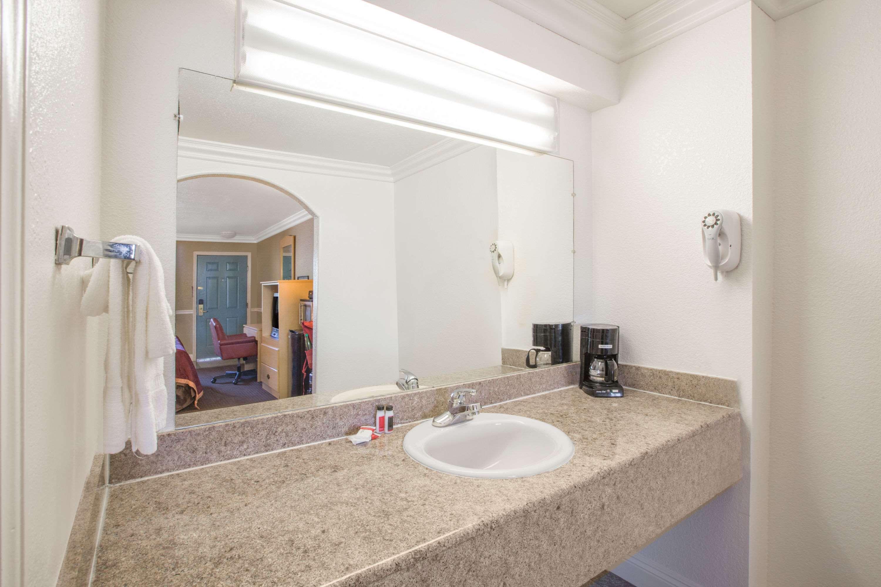 Motel Super 8 By Wyndham Hayward Downtown Castro Valley Esterno foto