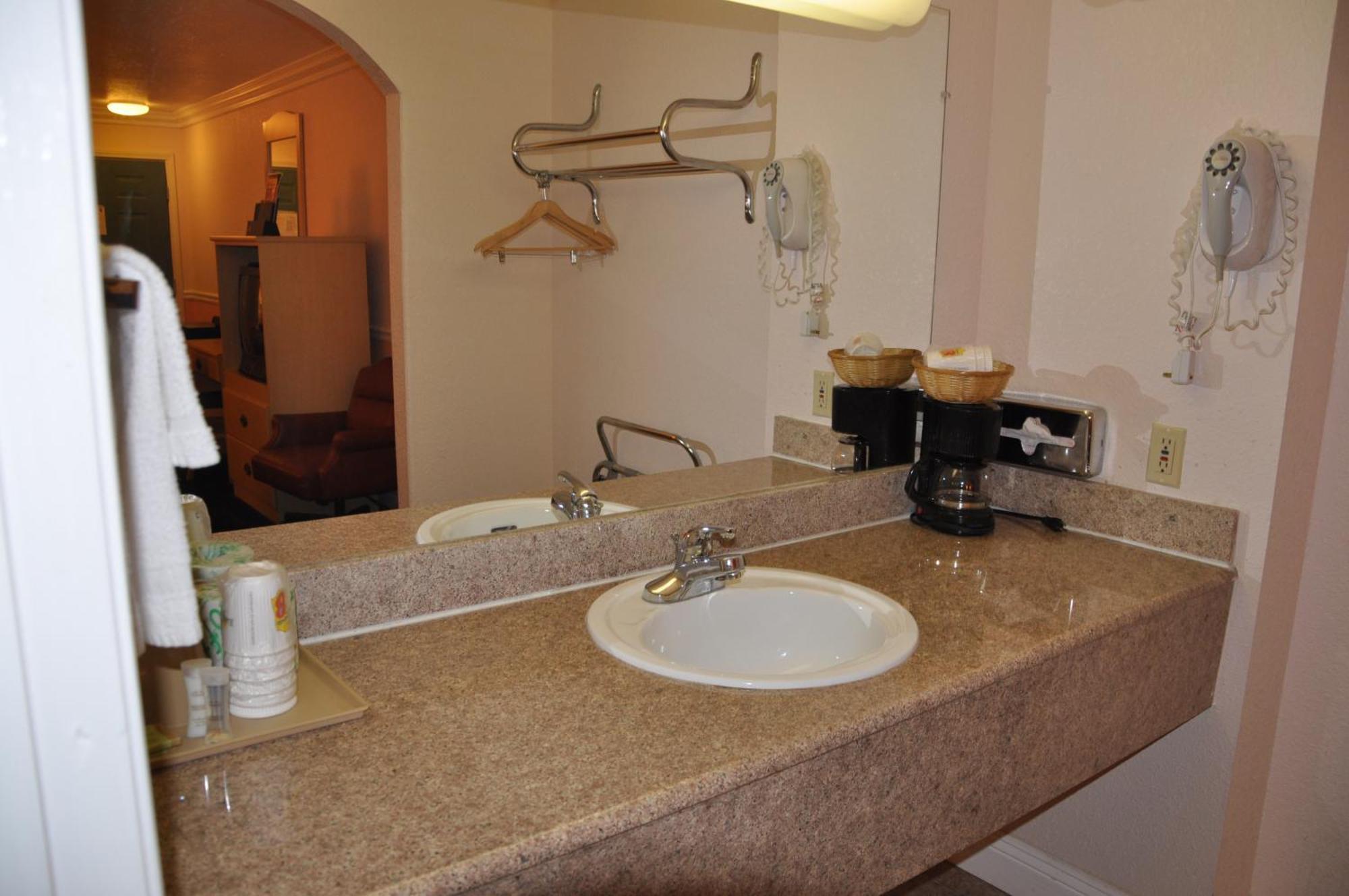Motel Super 8 By Wyndham Hayward Downtown Castro Valley Esterno foto